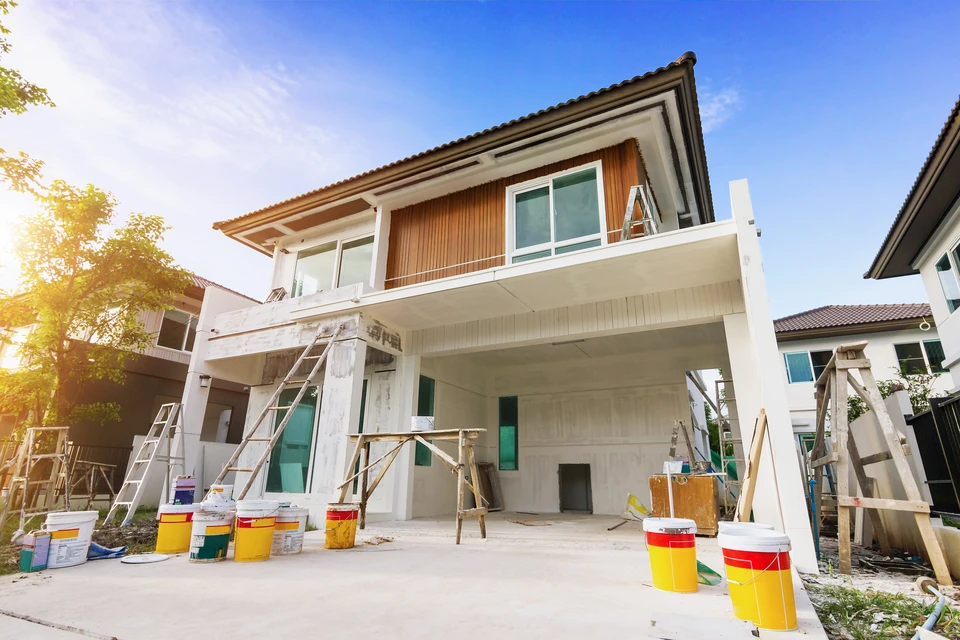 Chantier de construction résidentielle avec maison moderne à deux niveaux en cours de finition