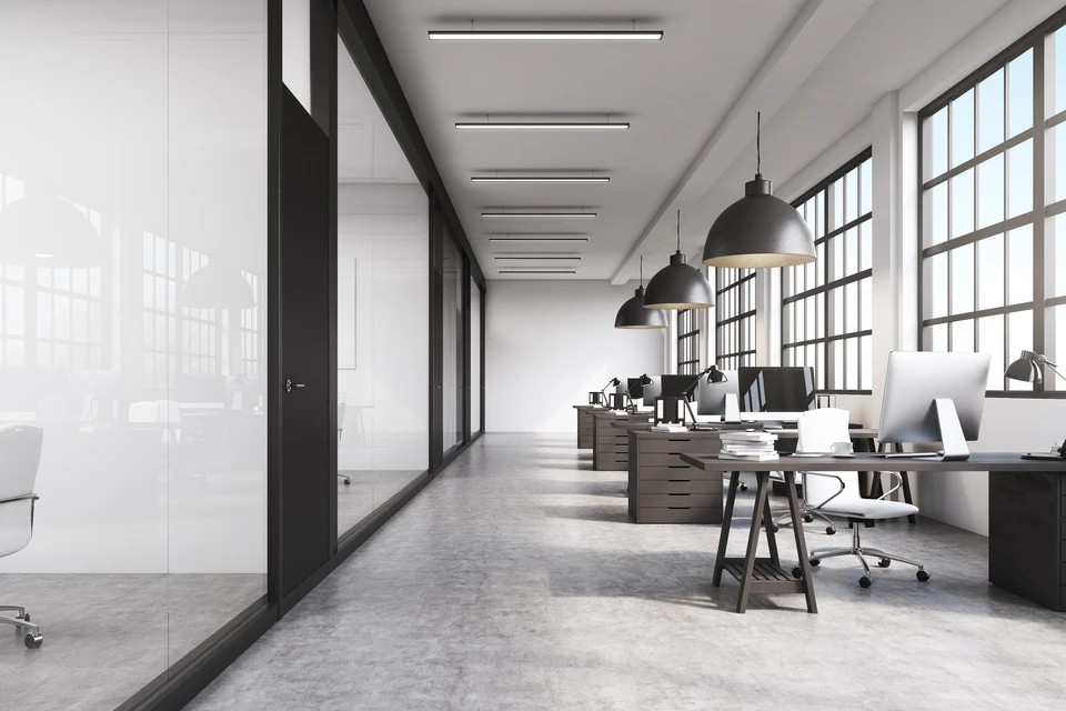 Bureau moderne avec espaces de travail ouverts, employés utilisant des ordinateurs et équipements professionnels dans un environnement collaboratif lumineux