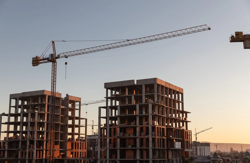 Chantier de construction en extérieur avec plusieurs bâtiments résidentiels en cours d'édification