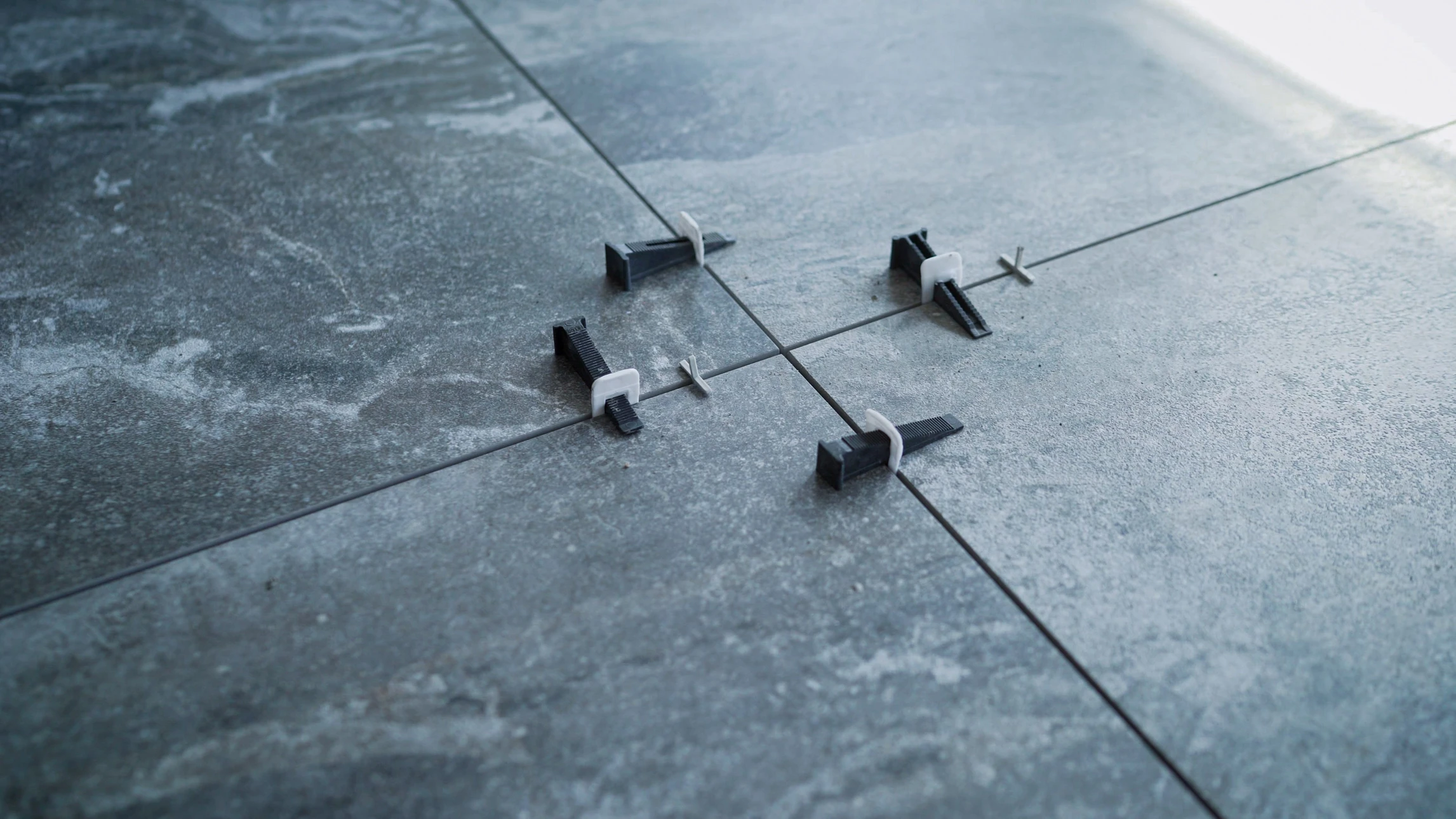 Chantier de pose de parquet en cours dans un intérieur résidentiel